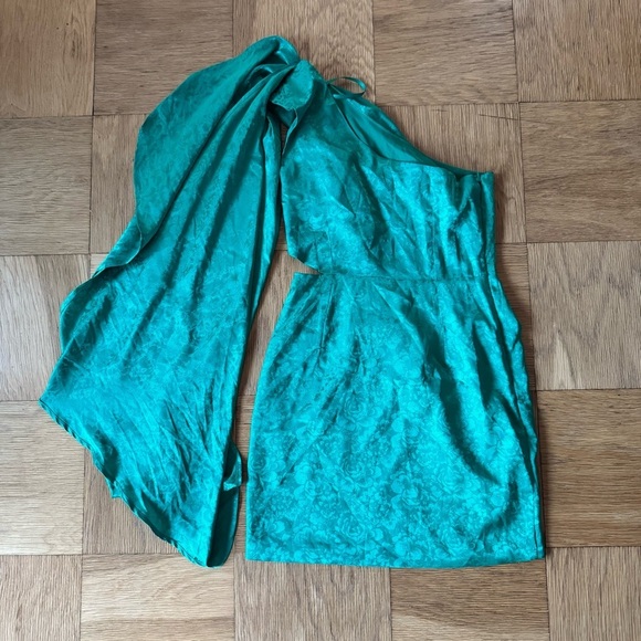 NWT Runaway XS Serita Dress Emerald Green Mini Party Cocktail Cape Shoulder - Picture 3 of 8